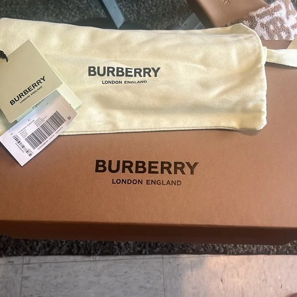 Authentic furley Burberry Slides - Picture 8 of 13